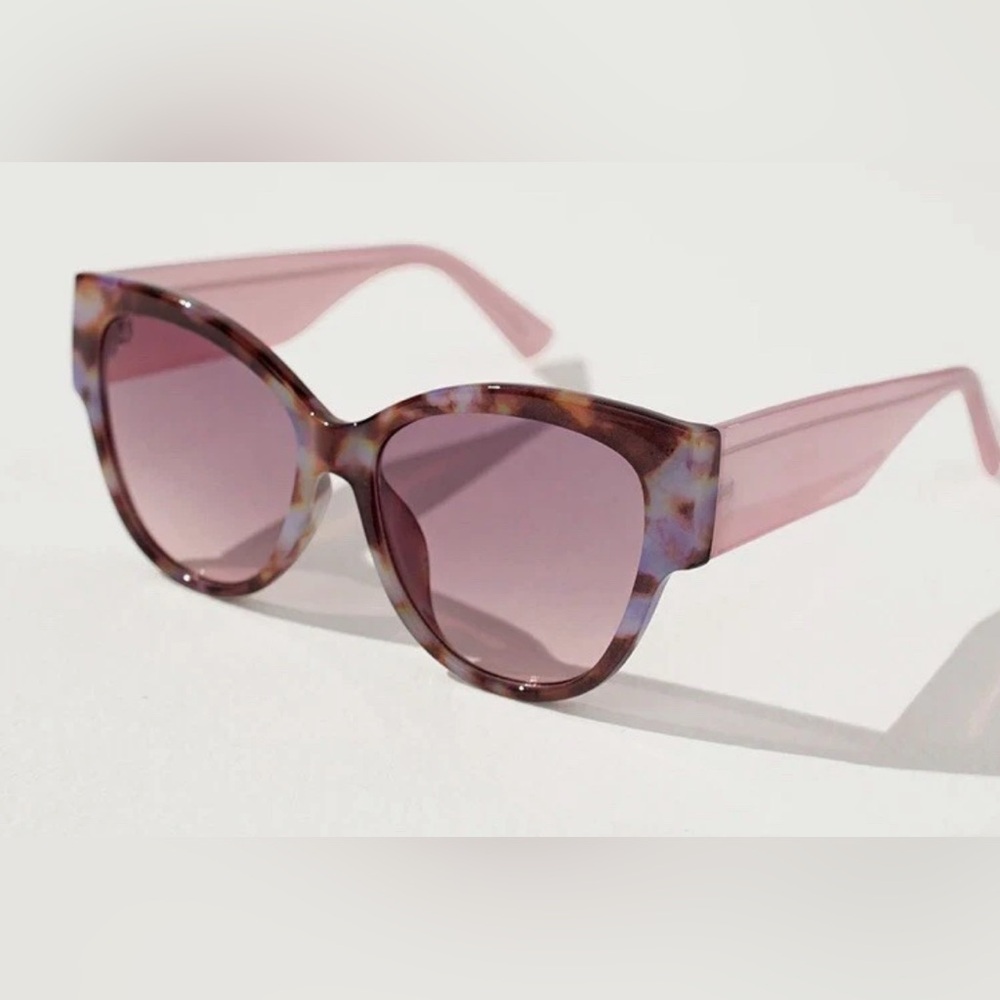 CHICO'S Oversized Woman's Cat Eye
Neutral Tort Sunglasses, NWOT